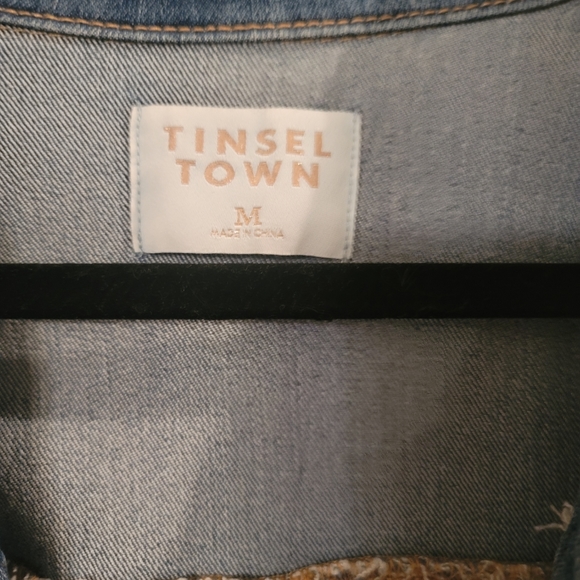 Denim Jacket by Tinsel Town NWT Medium Wash Distressed Cropped Size M - Picture 4 of 5